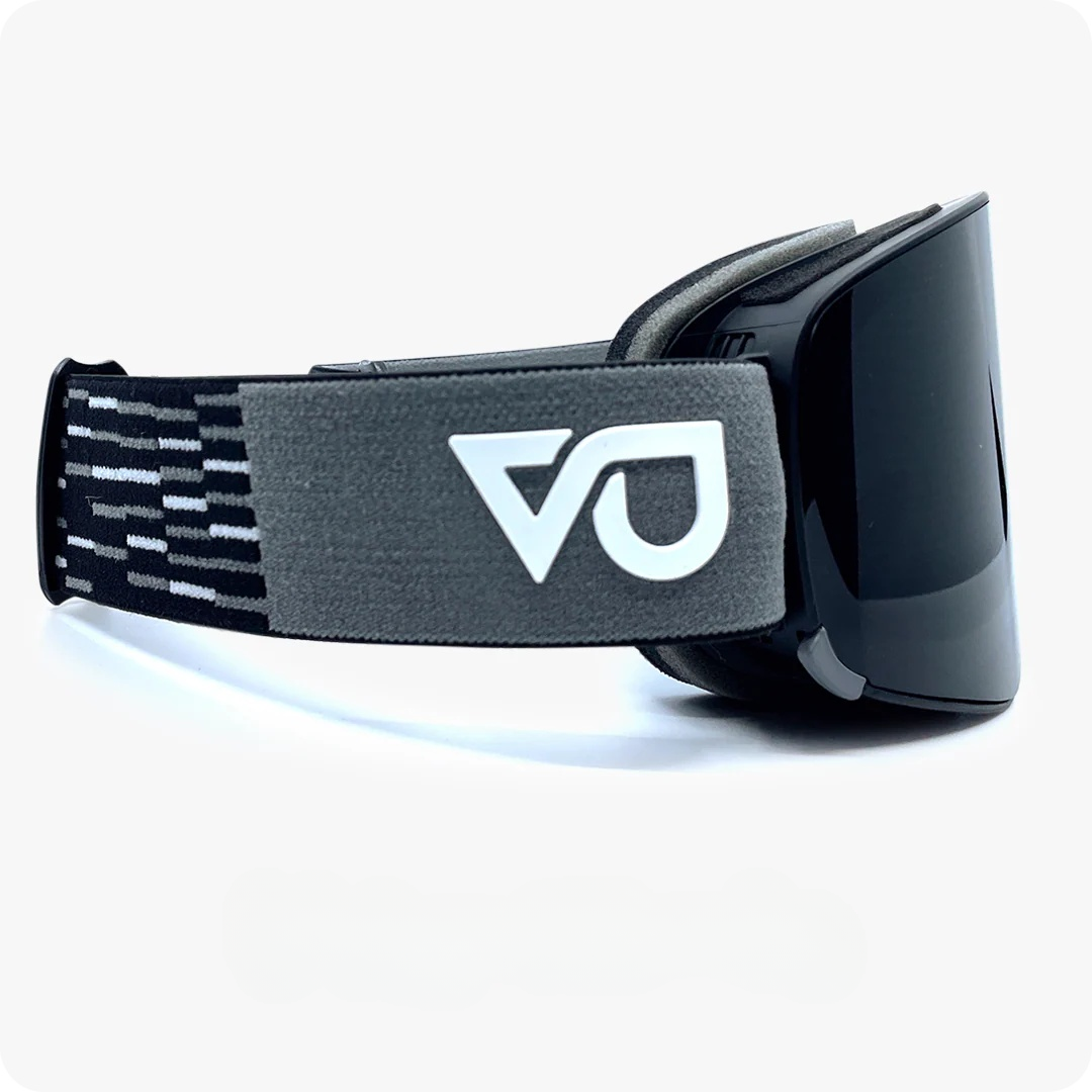 Blaze Skibrille in Schwarz, Seitenansicht mit Band und VU-Logo