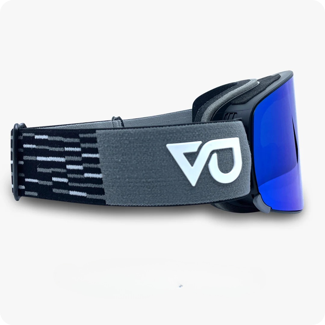 Seitenansicht der Blaze Skibrille mit helmtauglichem Band und VU-Logo