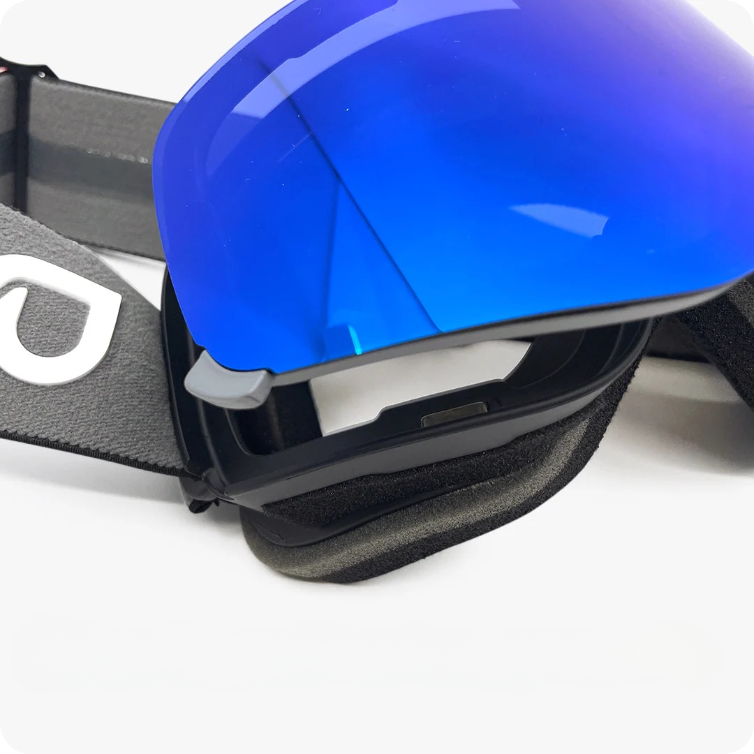 Nahaufnahme des magnetischen Glaswechsels an der Blaze Skibrille