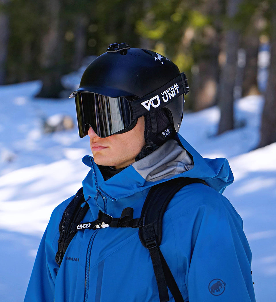 Snowboarder mit Helm trägt die Blaze 2.0; das Band liegt aussen über dem Helm