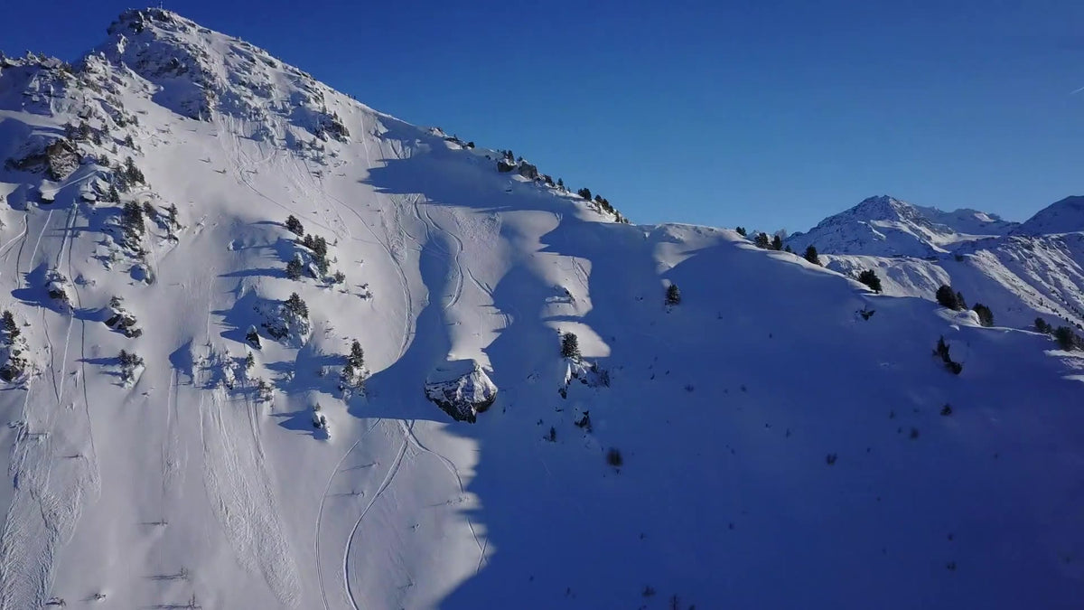 Verschneiter Berggipfel unter blauem Himmel