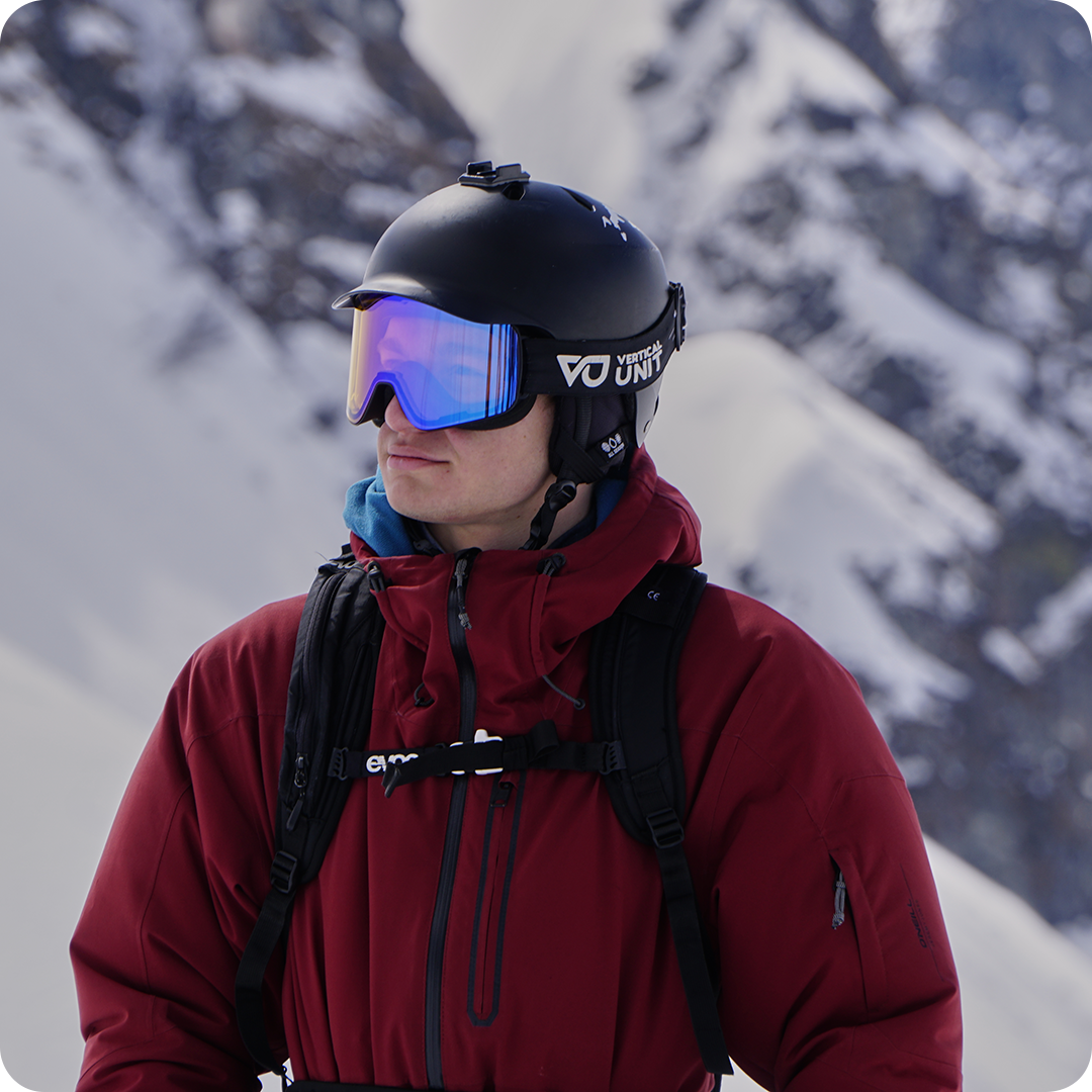Skifahrer mit Helm trägt die Blaze Skibrille am verschneiten Berg
