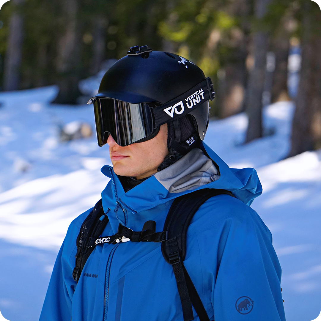 Snowboarder in blauer Jacke trägt die Blaze Skibrille im Schnee